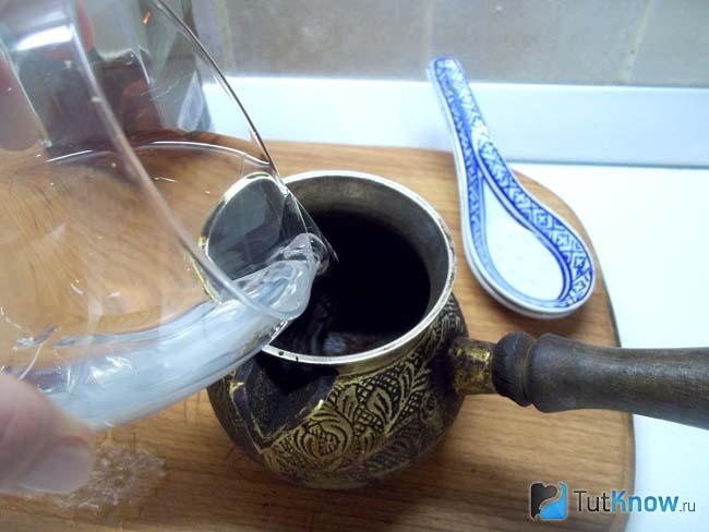 В турку налита вода