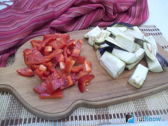 Баклажаны и перец нарезаны кусочками