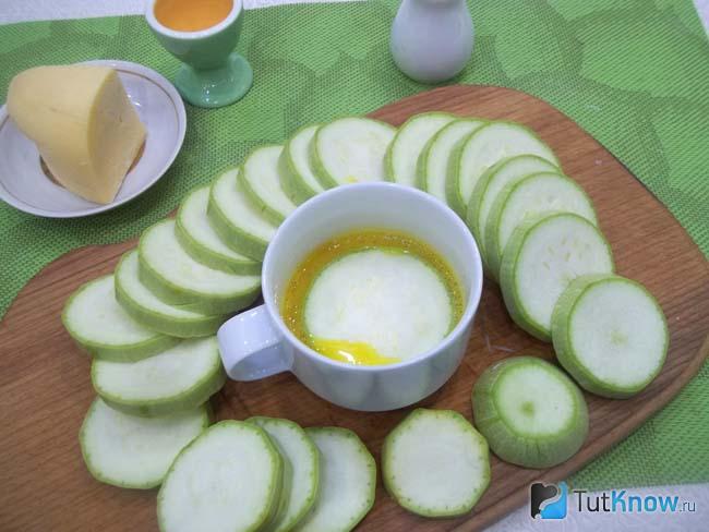 В яичный кляр помещены кабачки