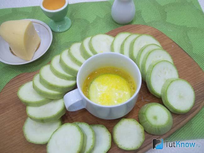 В яичный кляр помещены кабачки