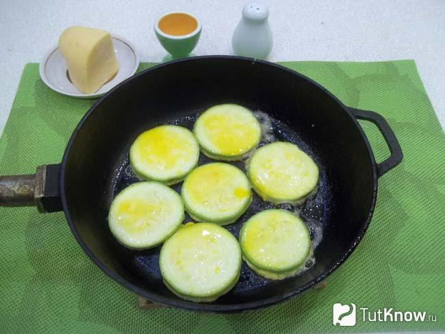 Кабачки выложены на сковороду