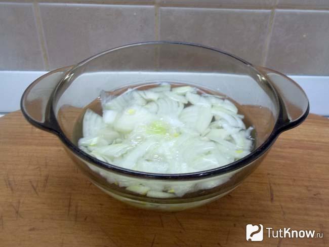 Репчатый лук нашинкован и замаринован