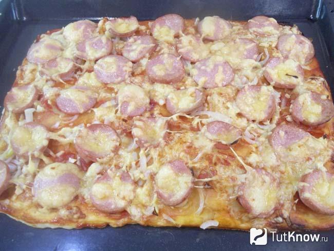 Готовая пицца из слоеного теста с маринованным луком