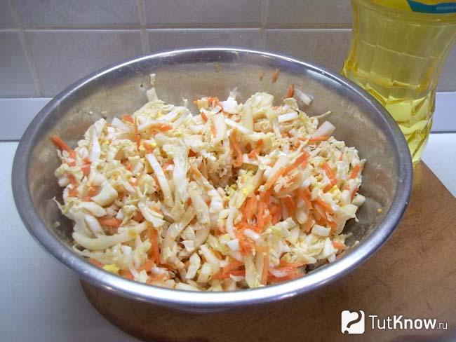 Готовый салат с пекинской капустой, корейской морковью и яйцами