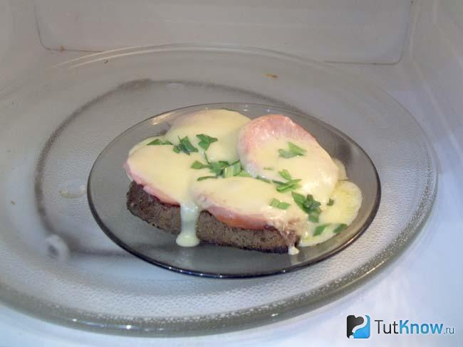 Готовый тост-пицца с сыром и колбасой