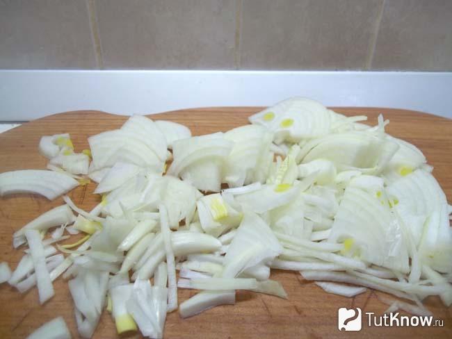 Репчатый лук нашинкован
