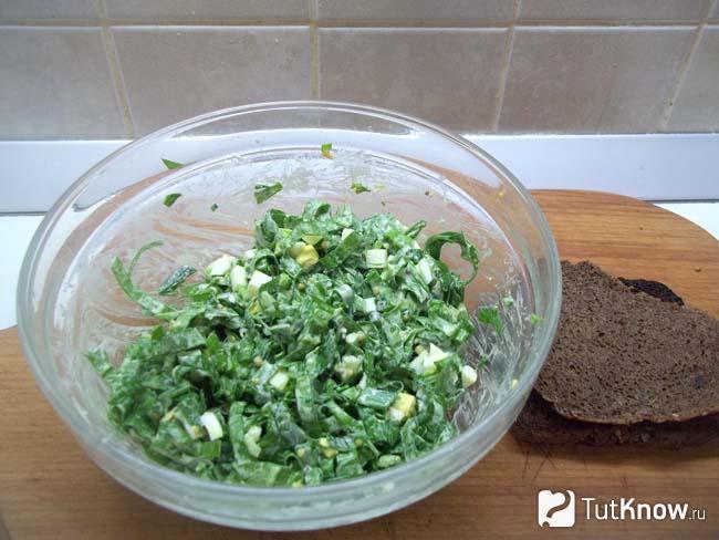 Продукты заправлены соусом и перемешаны