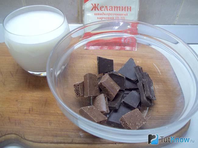 Шоколад поломан кусочками и сложен с миску