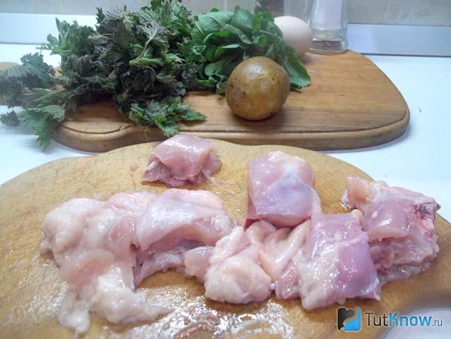 суп с крапивой и щавелем и яйцом на курином бульоне. 1555527487 3. суп с крапивой и щавелем и яйцом на курином бульоне фото. суп с крапивой и щавелем и яйцом на курином бульоне-1555527487 3. картинка суп с крапивой и щавелем и яйцом на курином бульоне. картинка 1555527487 3. Весна, тепло, хочется легкой и здоровой пищи, да побольше овощей и зелени. Под это веяние попадает весенний куриный суп с крапивой и щавелем. Это витаминный зеленый суп на курином бульоне. Многие готовят щавелевый суп, а кто-то варит крапивный. Я предлагаю объединить эти два весенних блюда и сварить один очень вкусный суп с крапивой, щавелем, да еще с яйцом. Это весенний суп полный витамина С. К тому же готовить его будем на курином бульоне. Дополнительный плюс этого блюда еще в том, что все продукты сразу закладываются в кастрюлю, т.е. предварительно ничего не надо обжаривать, пассировать и пр. Крапиву для блюда следует собирать именно весной и только верхние молодые листики. При ее сборе соблюдайте правила безопасности: не трогайте листики голыми руками, а перед ее нарезкой не забудьте ее ошпарить.