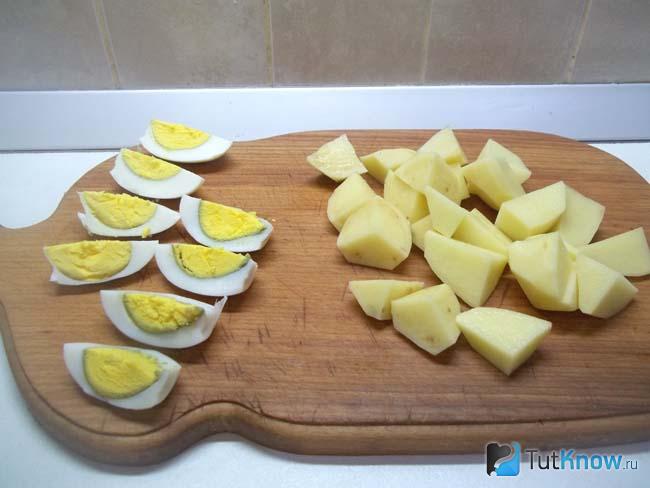 суп с крапивой и щавелем и яйцом на курином бульоне. 1555527519 5. суп с крапивой и щавелем и яйцом на курином бульоне фото. суп с крапивой и щавелем и яйцом на курином бульоне-1555527519 5. картинка суп с крапивой и щавелем и яйцом на курином бульоне. картинка 1555527519 5. Весна, тепло, хочется легкой и здоровой пищи, да побольше овощей и зелени. Под это веяние попадает весенний куриный суп с крапивой и щавелем. Это витаминный зеленый суп на курином бульоне. Многие готовят щавелевый суп, а кто-то варит крапивный. Я предлагаю объединить эти два весенних блюда и сварить один очень вкусный суп с крапивой, щавелем, да еще с яйцом. Это весенний суп полный витамина С. К тому же готовить его будем на курином бульоне. Дополнительный плюс этого блюда еще в том, что все продукты сразу закладываются в кастрюлю, т.е. предварительно ничего не надо обжаривать, пассировать и пр. Крапиву для блюда следует собирать именно весной и только верхние молодые листики. При ее сборе соблюдайте правила безопасности: не трогайте листики голыми руками, а перед ее нарезкой не забудьте ее ошпарить.