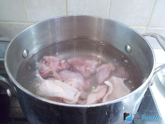 суп с крапивой и щавелем и яйцом на курином бульоне. 1555527524 4. суп с крапивой и щавелем и яйцом на курином бульоне фото. суп с крапивой и щавелем и яйцом на курином бульоне-1555527524 4. картинка суп с крапивой и щавелем и яйцом на курином бульоне. картинка 1555527524 4. Весна, тепло, хочется легкой и здоровой пищи, да побольше овощей и зелени. Под это веяние попадает весенний куриный суп с крапивой и щавелем. Это витаминный зеленый суп на курином бульоне. Многие готовят щавелевый суп, а кто-то варит крапивный. Я предлагаю объединить эти два весенних блюда и сварить один очень вкусный суп с крапивой, щавелем, да еще с яйцом. Это весенний суп полный витамина С. К тому же готовить его будем на курином бульоне. Дополнительный плюс этого блюда еще в том, что все продукты сразу закладываются в кастрюлю, т.е. предварительно ничего не надо обжаривать, пассировать и пр. Крапиву для блюда следует собирать именно весной и только верхние молодые листики. При ее сборе соблюдайте правила безопасности: не трогайте листики голыми руками, а перед ее нарезкой не забудьте ее ошпарить.