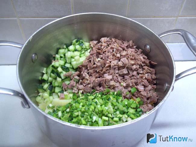 В кастрюлю сложены все продукты