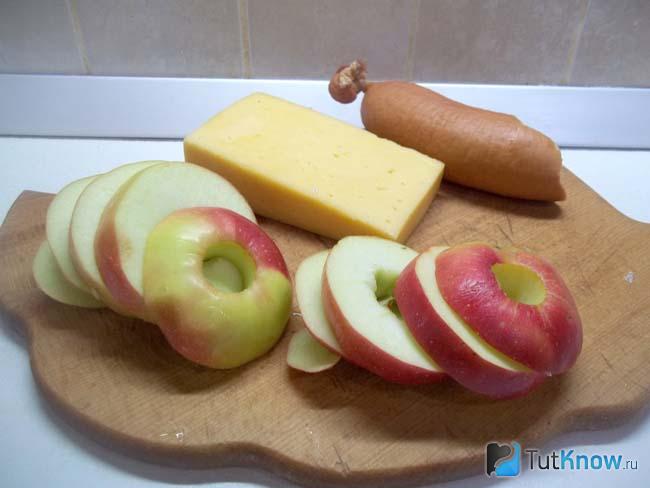 Яблоки нарезана кольцами