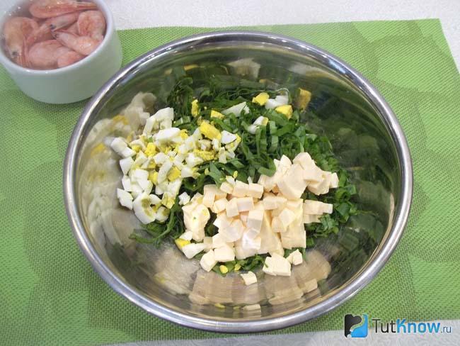 Яйца отварены и нарезаны