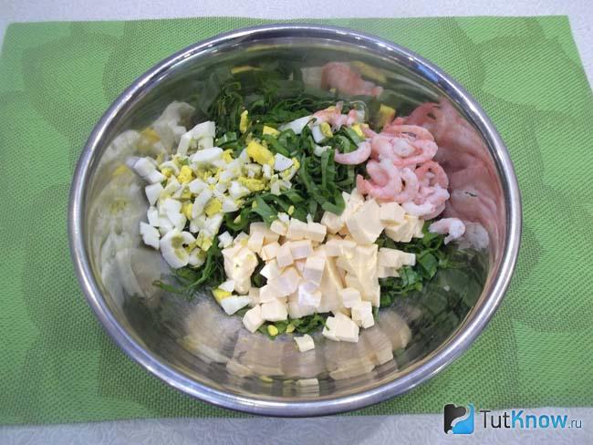 Креветки очищены и добавлены к продуктам