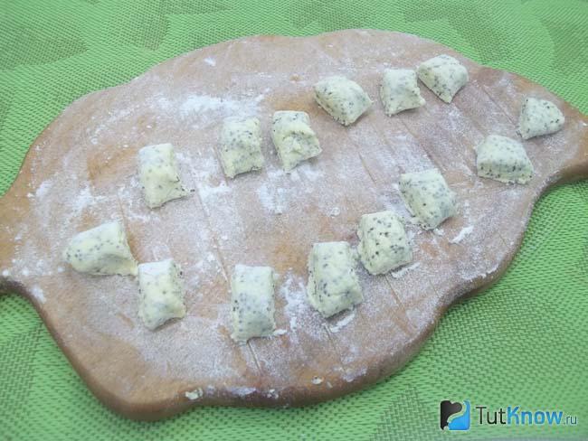 Тесто нарезано кусочками