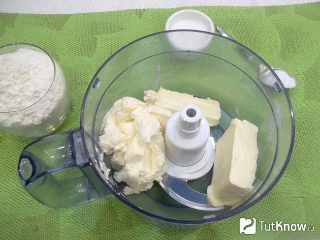 В кухонный комбайн опущена сметана
