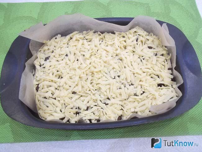 Сливы присыпаны стружкой теста