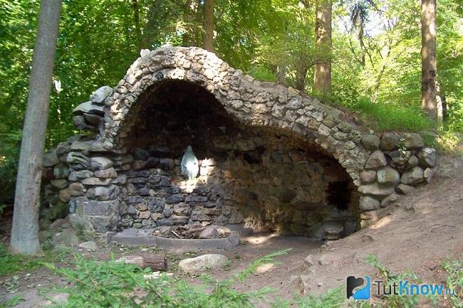 Грот в альпийском саду