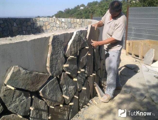 Украшения из камня на даче