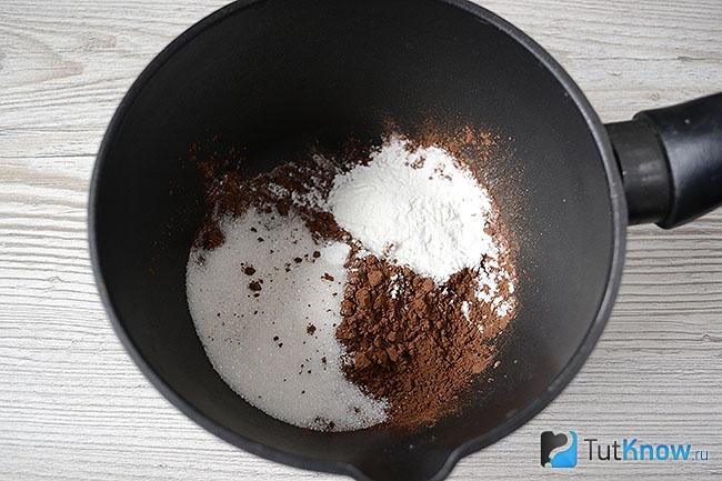 Какао с сахаром и крахмалом в сотейнике