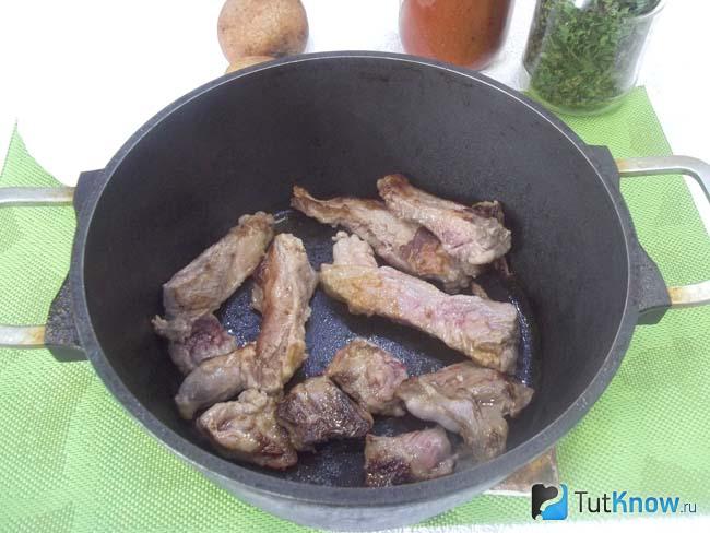Мясо жарится в кастрюле