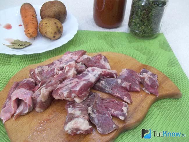 Мясо нарезано кусочками