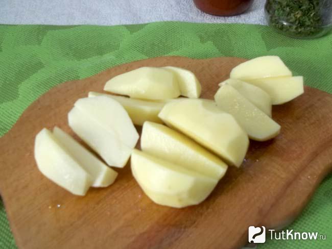 Картофель очищен и нарезан дольками