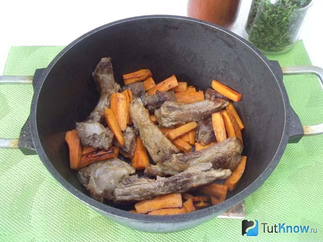 К мясу добавлена морковь