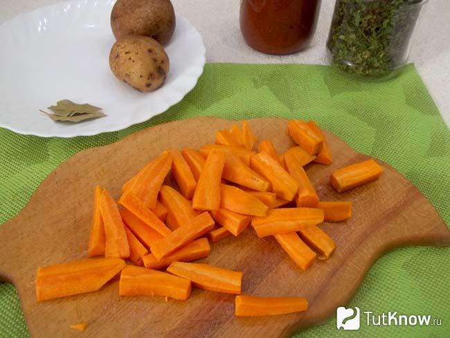 Морковь очищена и нарезана брусками