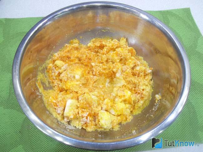 К яичной массе добавлена манка и тыквенное пюре
