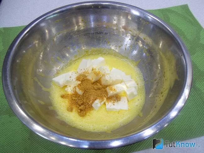 К яичной массе добавлено масло и апельсиновая цедра