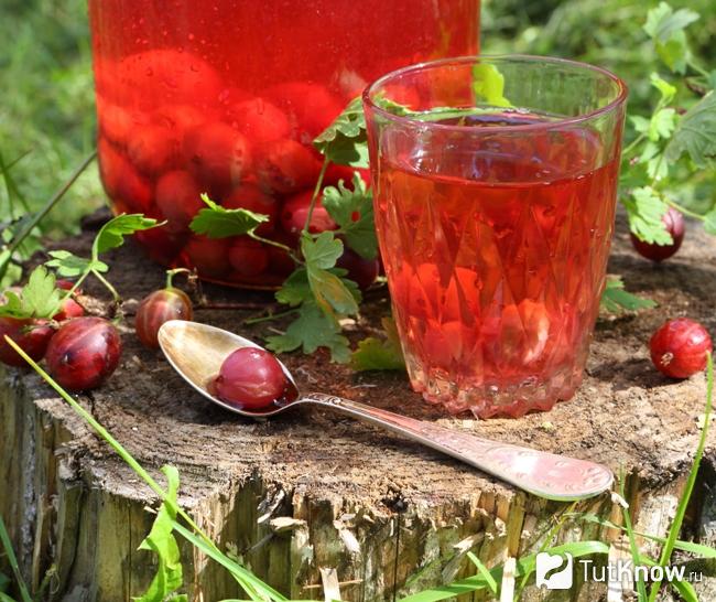 Клубничный компот с крыжовником