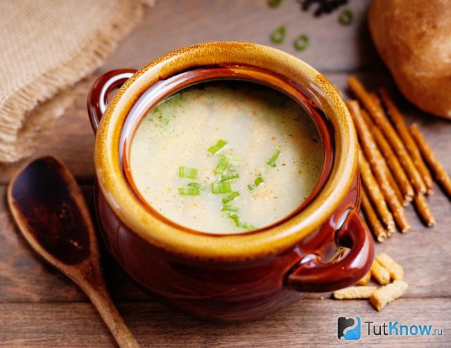 Луковый суп с сырными палочками