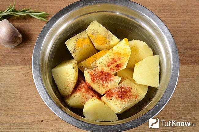 Сырой картофель со специями