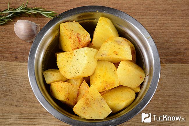 Картофель с розмарином перед запеканием