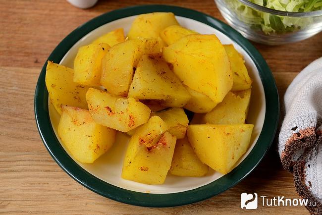 Готовый к подаче картофель, запеченный в духовке с розмарином