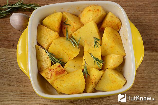Готовый картофель с розмарином в посуде для запекания