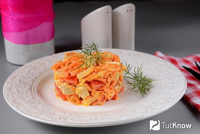 Готовый салат с куриным филе и корейской морковкой