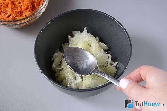 Нарезанный лук с уксусом