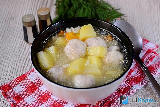 Готовый к подаче рисовый суп с мясными фрикадельками