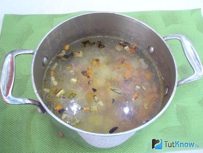 В кастрюлю с картофелем отправлена морковь с огурцами