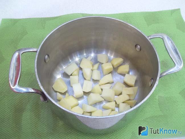 Картофель очищен, нарезан и сложен в кастрюлю