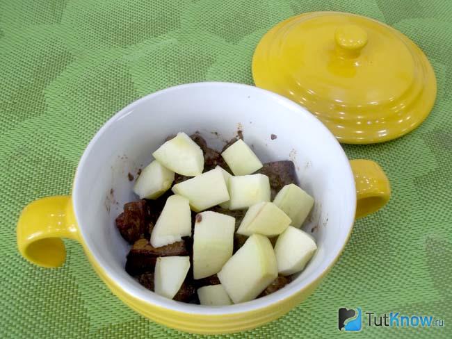 куриная печень с картошкой и кабачками в духовке. 1556567025 6. куриная печень с картошкой и кабачками в духовке фото. куриная печень с картошкой и кабачками в духовке-1556567025 6. картинка куриная печень с картошкой и кабачками в духовке. картинка 1556567025 6. Не зря в старину еду запекали в горшочках и чугунках, и томили их в недрах русской печи. Такой способ приготовления хорош по нескольким причинам. Во-первых, освобождается время для других занятий. Во-вторых, еда приготовленная таким образом получается особенно вкусной и сытной. В-третьих, этот способ самый перспективный для начинающих кулинаров, т.к. здесь все за вас сделает печь. И четвертый плюс, в чугунках можно готовить совершено все продукты. Поэтому сегодня последуем примеру наших предков, возьмем современную жаростойкую керамику и приготовим семейный обед. А поскольку предлагаемый рецепт взят с истоков старины, то и сделаем в горшочках субпродукты, которые горожане очень редко делают дома. Зато в деревнях, где практически во всех дворах имеется живность, субпродукты широко используют. Разнообразим семейное меню и сделаем картофельные горшочки с печенью и кабачками.