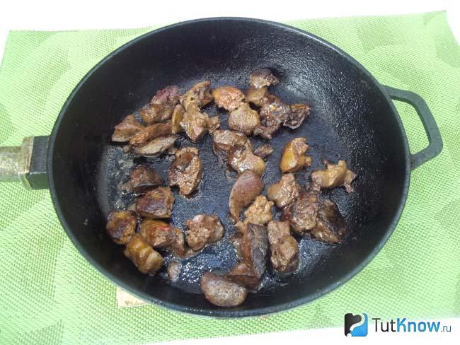 куриная печень с картошкой и кабачками в духовке. 1556567064 4. куриная печень с картошкой и кабачками в духовке фото. куриная печень с картошкой и кабачками в духовке-1556567064 4. картинка куриная печень с картошкой и кабачками в духовке. картинка 1556567064 4. Не зря в старину еду запекали в горшочках и чугунках, и томили их в недрах русской печи. Такой способ приготовления хорош по нескольким причинам. Во-первых, освобождается время для других занятий. Во-вторых, еда приготовленная таким образом получается особенно вкусной и сытной. В-третьих, этот способ самый перспективный для начинающих кулинаров, т.к. здесь все за вас сделает печь. И четвертый плюс, в чугунках можно готовить совершено все продукты. Поэтому сегодня последуем примеру наших предков, возьмем современную жаростойкую керамику и приготовим семейный обед. А поскольку предлагаемый рецепт взят с истоков старины, то и сделаем в горшочках субпродукты, которые горожане очень редко делают дома. Зато в деревнях, где практически во всех дворах имеется живность, субпродукты широко используют. Разнообразим семейное меню и сделаем картофельные горшочки с печенью и кабачками.