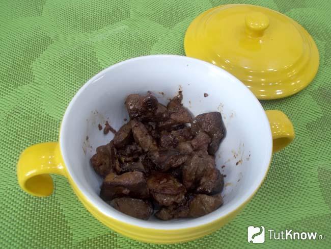 куриная печень с картошкой и кабачками в духовке. 1556567090 5. куриная печень с картошкой и кабачками в духовке фото. куриная печень с картошкой и кабачками в духовке-1556567090 5. картинка куриная печень с картошкой и кабачками в духовке. картинка 1556567090 5. Не зря в старину еду запекали в горшочках и чугунках, и томили их в недрах русской печи. Такой способ приготовления хорош по нескольким причинам. Во-первых, освобождается время для других занятий. Во-вторых, еда приготовленная таким образом получается особенно вкусной и сытной. В-третьих, этот способ самый перспективный для начинающих кулинаров, т.к. здесь все за вас сделает печь. И четвертый плюс, в чугунках можно готовить совершено все продукты. Поэтому сегодня последуем примеру наших предков, возьмем современную жаростойкую керамику и приготовим семейный обед. А поскольку предлагаемый рецепт взят с истоков старины, то и сделаем в горшочках субпродукты, которые горожане очень редко делают дома. Зато в деревнях, где практически во всех дворах имеется живность, субпродукты широко используют. Разнообразим семейное меню и сделаем картофельные горшочки с печенью и кабачками.