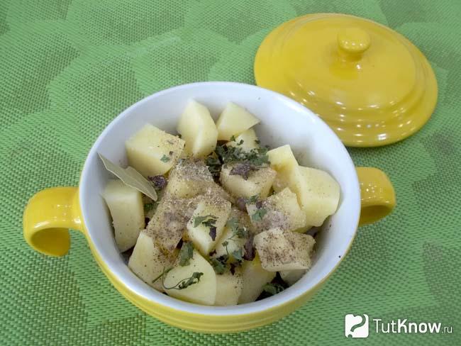 куриная печень с картошкой и кабачками в духовке. 1556567095 8. куриная печень с картошкой и кабачками в духовке фото. куриная печень с картошкой и кабачками в духовке-1556567095 8. картинка куриная печень с картошкой и кабачками в духовке. картинка 1556567095 8. Не зря в старину еду запекали в горшочках и чугунках, и томили их в недрах русской печи. Такой способ приготовления хорош по нескольким причинам. Во-первых, освобождается время для других занятий. Во-вторых, еда приготовленная таким образом получается особенно вкусной и сытной. В-третьих, этот способ самый перспективный для начинающих кулинаров, т.к. здесь все за вас сделает печь. И четвертый плюс, в чугунках можно готовить совершено все продукты. Поэтому сегодня последуем примеру наших предков, возьмем современную жаростойкую керамику и приготовим семейный обед. А поскольку предлагаемый рецепт взят с истоков старины, то и сделаем в горшочках субпродукты, которые горожане очень редко делают дома. Зато в деревнях, где практически во всех дворах имеется живность, субпродукты широко используют. Разнообразим семейное меню и сделаем картофельные горшочки с печенью и кабачками.