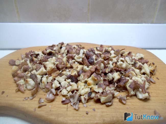 Грецкие орехи нарезаны кусочками