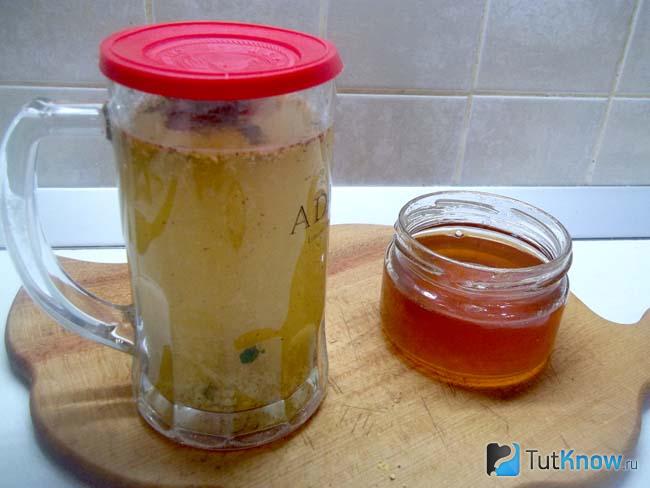 Продукты залиты кипятком и чашка закрыта крышкой