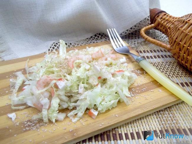 Готовый салат с креветками, пекинской капустой и крабовыми палочками
